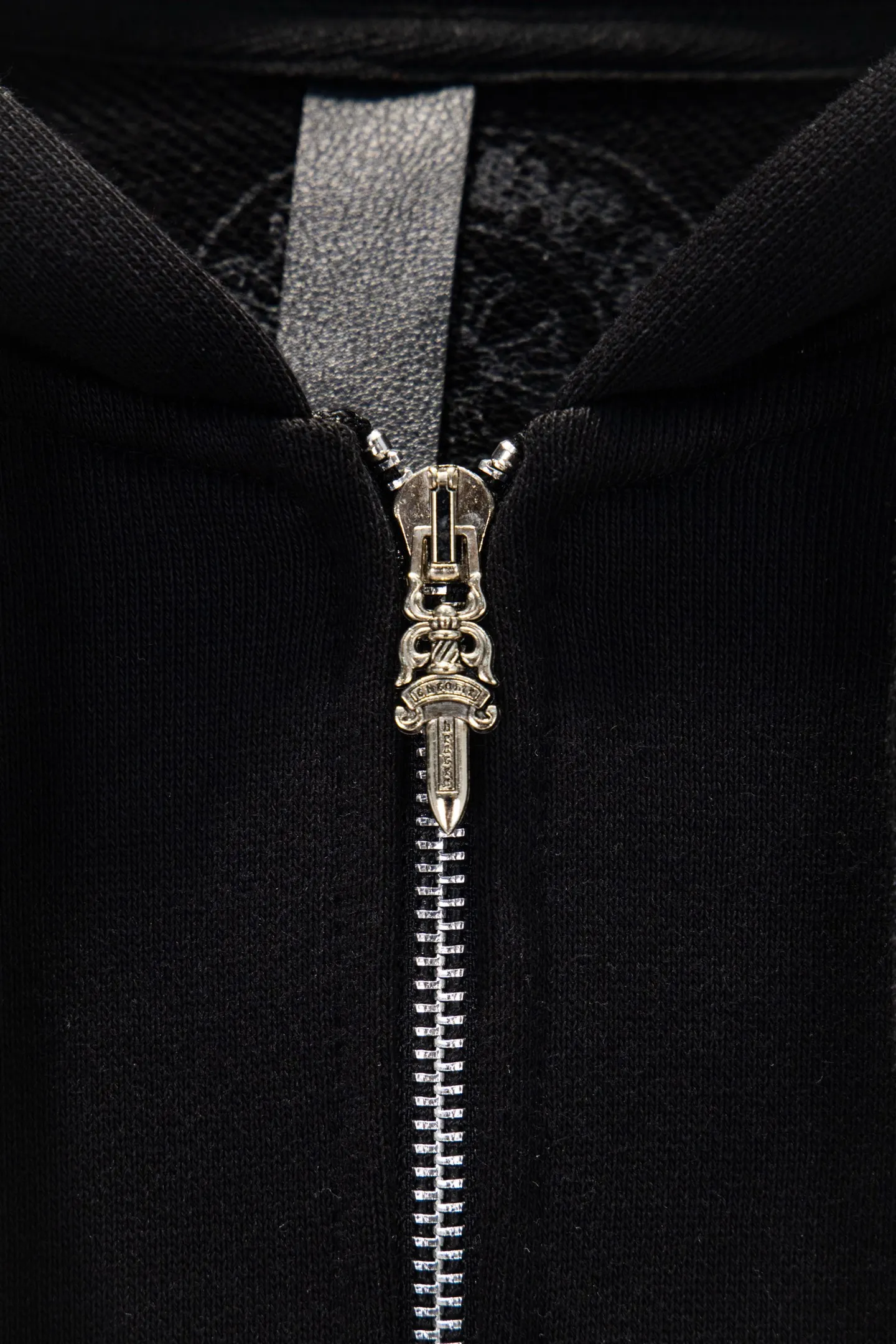 P360 🆕Chrome hearts 500 grams in weight, different from the market. The texture is unexplainable. The os version is really charming. The Chrome family is really unique. The new styles of each season are made to the extreme. It is very practical and can be worn casually. Nice✔️ - ⚠️100% cotton. Made of custom-dyed terry cotton sweatshirt surface, 500g double-ply yarn, comfortable to the touch. Made from imported knitting needle carded cotton, the thickness is moderate, drapey and contoured, making the upper body comfortable! ! It is very tolerant to fat body types and can instantly lose five pounds after wearing it!  The English letters are arranged artistically on the front and back panels, and limited elements are added to the body of the garment, which greatly increases the interest of the clothing; it has a unique visual effect.  Hem Loose closing Double-layer fabric Good closing effect Exquisite hemming Color: Black Size: S-M-L-XL